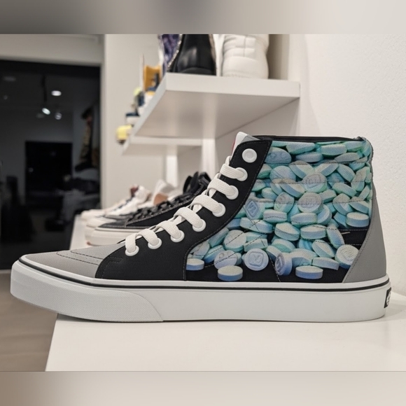 - VANS - Special Edition - (HIGH Tops).